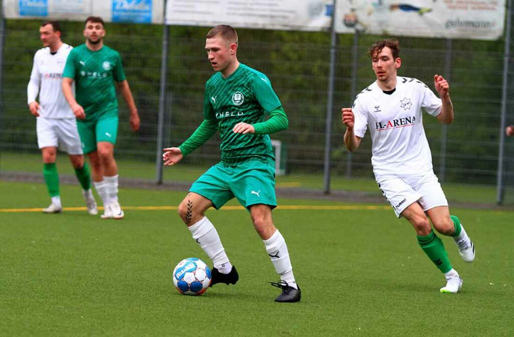 Rudi Karius (TSV Klausdorf) im Spiel gegen Stjernen Flensborg mit Ball unterwegs. © 2024 Ismail Yesilyurt Rudi Karius (TSV Klausdorf) im Spiel gegen Stjernen Flensborg mit Ball unterwegs. © 2024 Ismail Yesilyurt