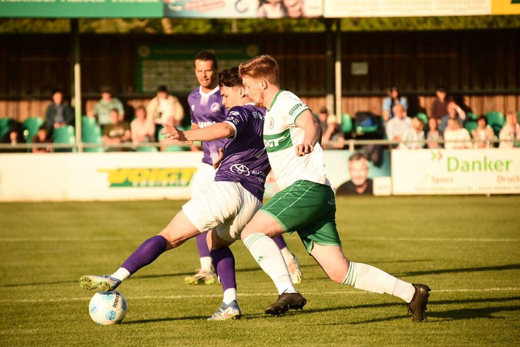 Visar Mehmeti (VfR) gegen Calvin Ehlert (PSV). © 2025 Olaf Wegerich Visar Mehmeti (VfR) gegen Calvin Ehlert (PSV)-. © 2025 Olaf Wegerich