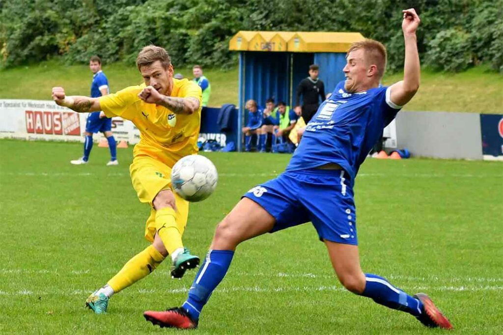 Felix Wagner (in gelb, SVE Comet Kiel), der den Endstand markierte, hat abgezogen. Kevin Beuck (Preetzer TSV) kommt etwas zu spät. Quelle Jörg Moritz