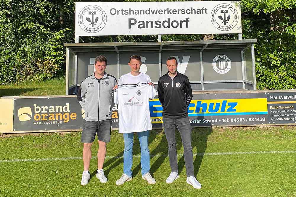 Timon Werda (mitte) ist bisher der einzige externe Zugang. Links Trainer Timo Kirstein, rechts Co Alex Sommer. © 2023 TSV Pansdorf Liga