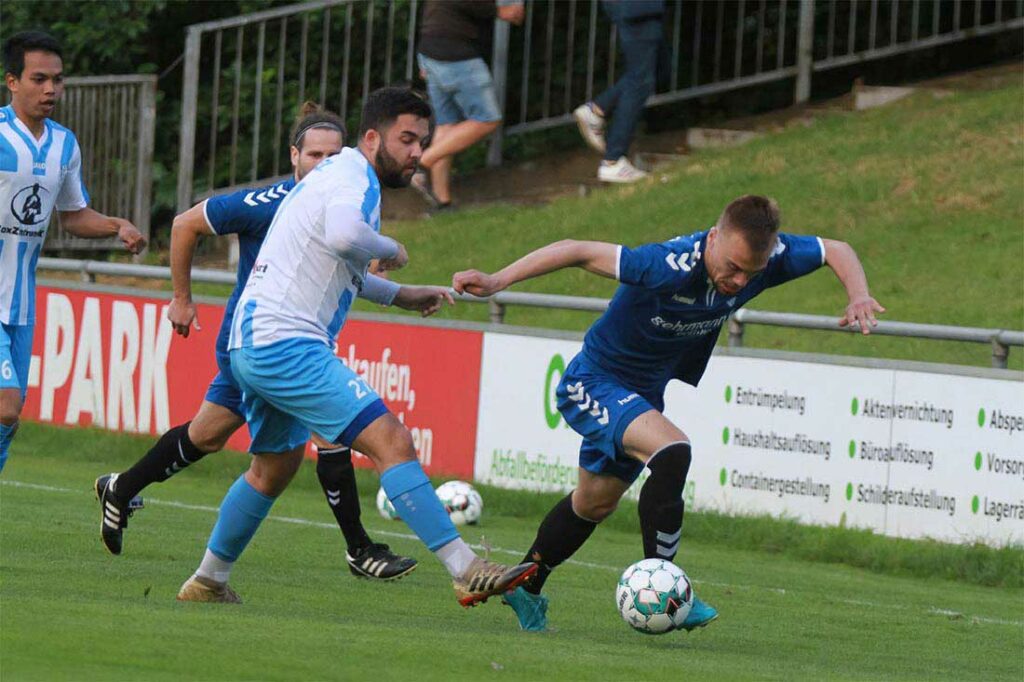 Tim Joneleit (re., TSV Plön) ist mit seiner Schnelligkeit schwer zu greifen, links Serope Cobanyan (VfB Kiel). © Ismail Yesilyurt