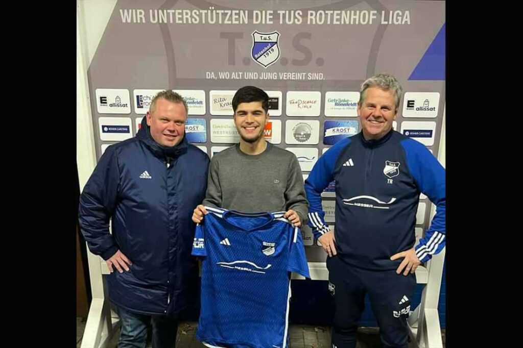 Thorben Schäpe (li., Ligaobmann TuS Rotenhof), Simar Dilbagi und Cheftrainer Hermi Lausen. © 2024 TuS Rotenhof Thorben Schäpe (li., Ligaobmann TuS Rotenhof), Simar Dilbagi und Cheftrainer Hermi Lausen. © 2024 TuS Rotenhof