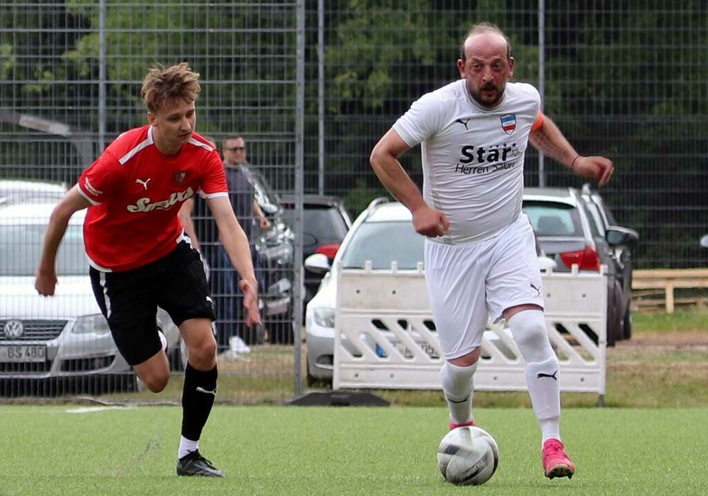 Senol Yilmaz, hier vor Jonathan Suchocki am Ball, ist neuer Kapitän von Inter Türkspor Kiel II. © Holger Klaschka