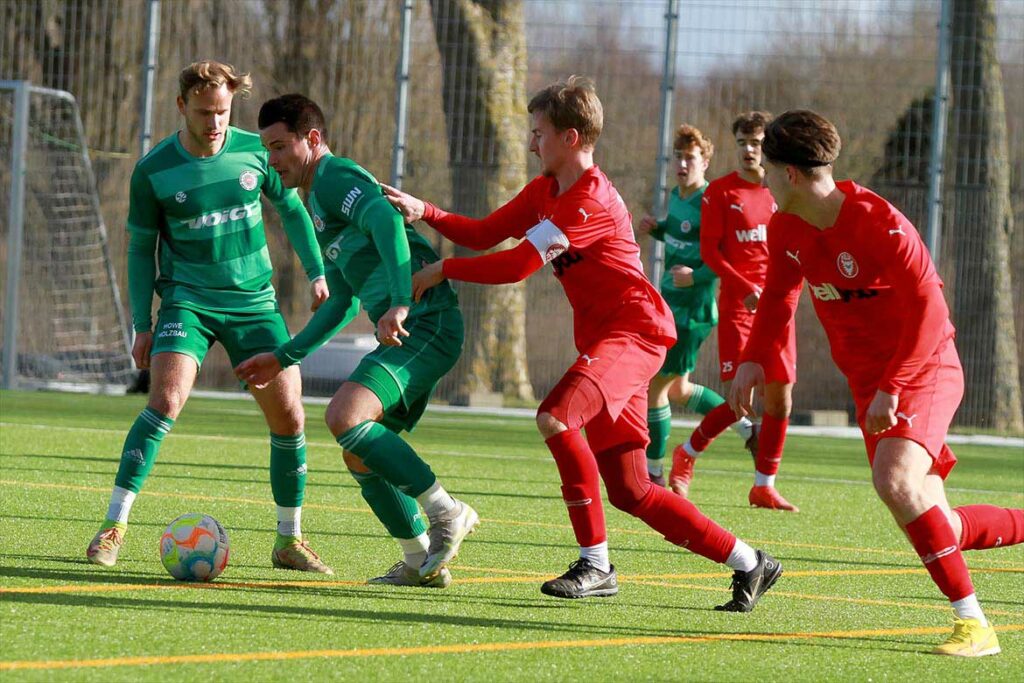 Malte Petersen (li., PSV Neumünster) und die Defensive stand sehr solide. Yannik Jakubowski (mitte) und Jan Matti Seidel fanden zu wenige Lücken. © 2023 Ismail Yesilyurt