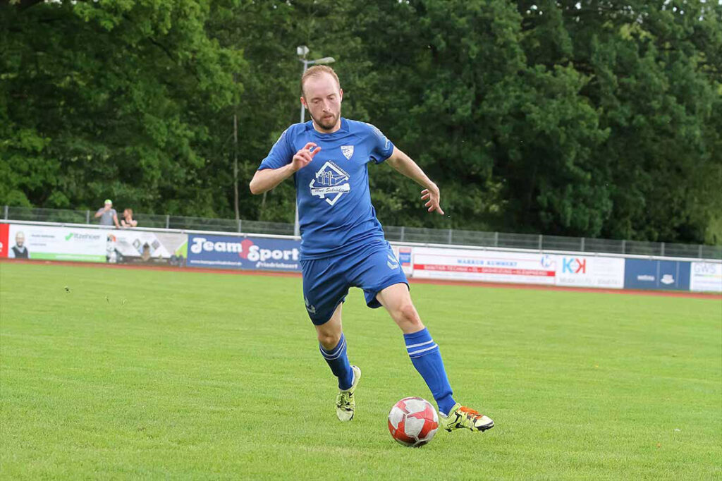 Abwehrspieler Eike Boeck und der TSV Plön standen auf festen Füßen beim TSV Travemünde.  © 2025 Ismail Yesilyurt