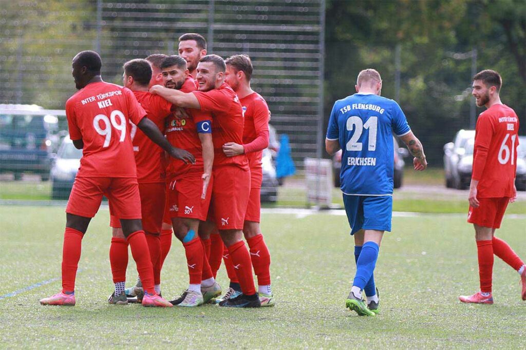 Inter Türkspor Kiel jubelt über die Führung, im Mittelpunkt Rezan Acer. Thomas Erichsen, der den Ball verloren hat, ist etwas gekickt. Quelle: Ismail Yesilyurt