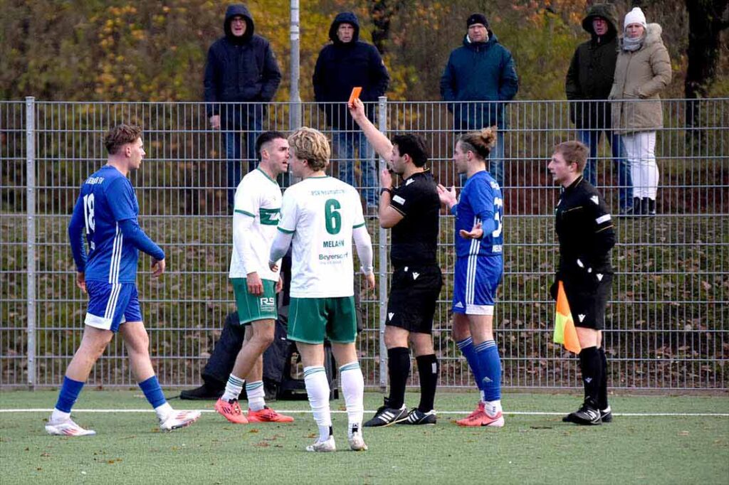 Schiedsrichter Daniel Dajinder Pabla zeigt Tim Möller (PSV Neumünster) die rote Karte. © 2024 Olaf Wegerich Schiedsrichter Daniel Dajinder Pabla zeigt Tim Möller (PSV Neumünster) die rote Karte. © 2024 Olaf Wegerich