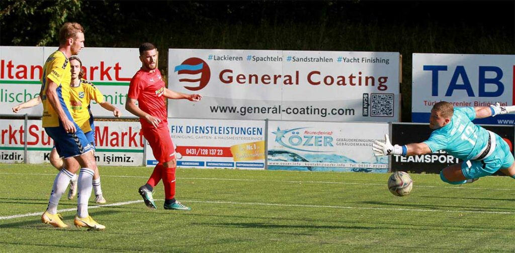 Felix Möller (verdeckt) hat nach einer Brustabnahme abgezogen. Nikolas Wulf streckt sich vergeblich. Der Ball schlägt unten neben dem Pfosten ein. Quelle - Ismail Yesilyurt