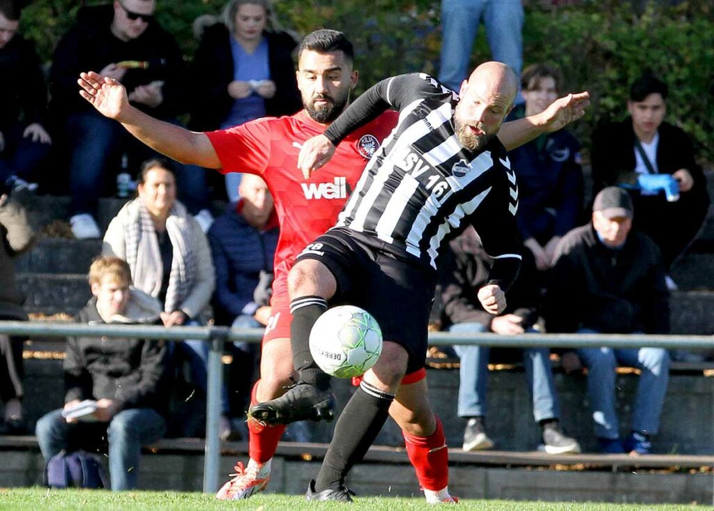 Jan Sell (vorne) im Trikot des Heikendorfer SV in der letzten Saison gegen Serhat Yazgan (Kilia Kiel). © 2022 Ismail Yesilyurt