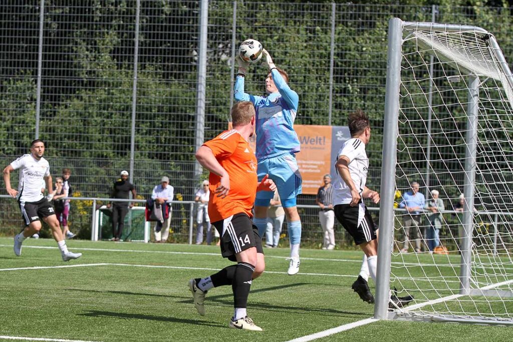 Keeper Maximilian Müller (Heikendorfer SV) fängt eine Flanke sicher ab. © 2026 Ismail Yesilyurt Keeper Maximilian Müller (Heikendorfer SV) fängt eine Flanke sicher ab. © 2026 Ismail Yesilyurt