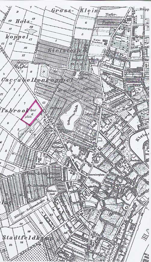 Die als „Spielplatz“ bezeichnete Parzelle Nr. 6 (lila umrandet) im Stadtplan von 1893 diente den ersten Fußballern als Fußballplatz. Die im Plan zu lesende Gemarkung „Wulfsbrook“ ist nicht mit der viel später in Hassee angelegten Straße gleichen Namens zu verwechseln. Die als "Spielplatz" bezeichnete Parzelle Nr. 6 (lila umrandet) im Stadtplan von 1893 diente den ersten Fußballern als Fußballplatz. Die im Plan zu lesende Gemarkung "Wulfsbrook" ist nicht mit der viel später in Hassee angelegten Straße gleichen Namens zu verwechseln.