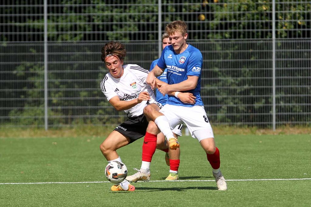 Stürmer Melf Siemund (re., TSB Flensburg), hier im Spiel beim TSV Kronshagen gegen Till Wallenstein (li.). © 2025 Ismail Yesilyurt Stürmer Melf Siemund (TSB Flensburg) arbeitet - wie hier im Spiel beim TSV kronshagen gegen Till Wallenstein (li.) sehr gut nach hinten mit. © 2025 Ismail Yesilyurt