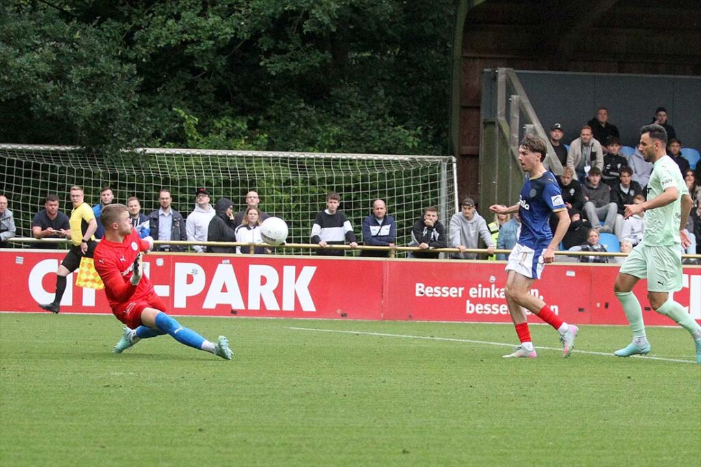 Die Vorentscheidung durch Louis Köster (Holstein Kiel II) zum 3:1. © 2025 Ismail Yesilyurt Die Vorentscheidung durch Louis Köster (Holstein Kiel II) zum 3:1. © 2025 Ismail Yesilyurt