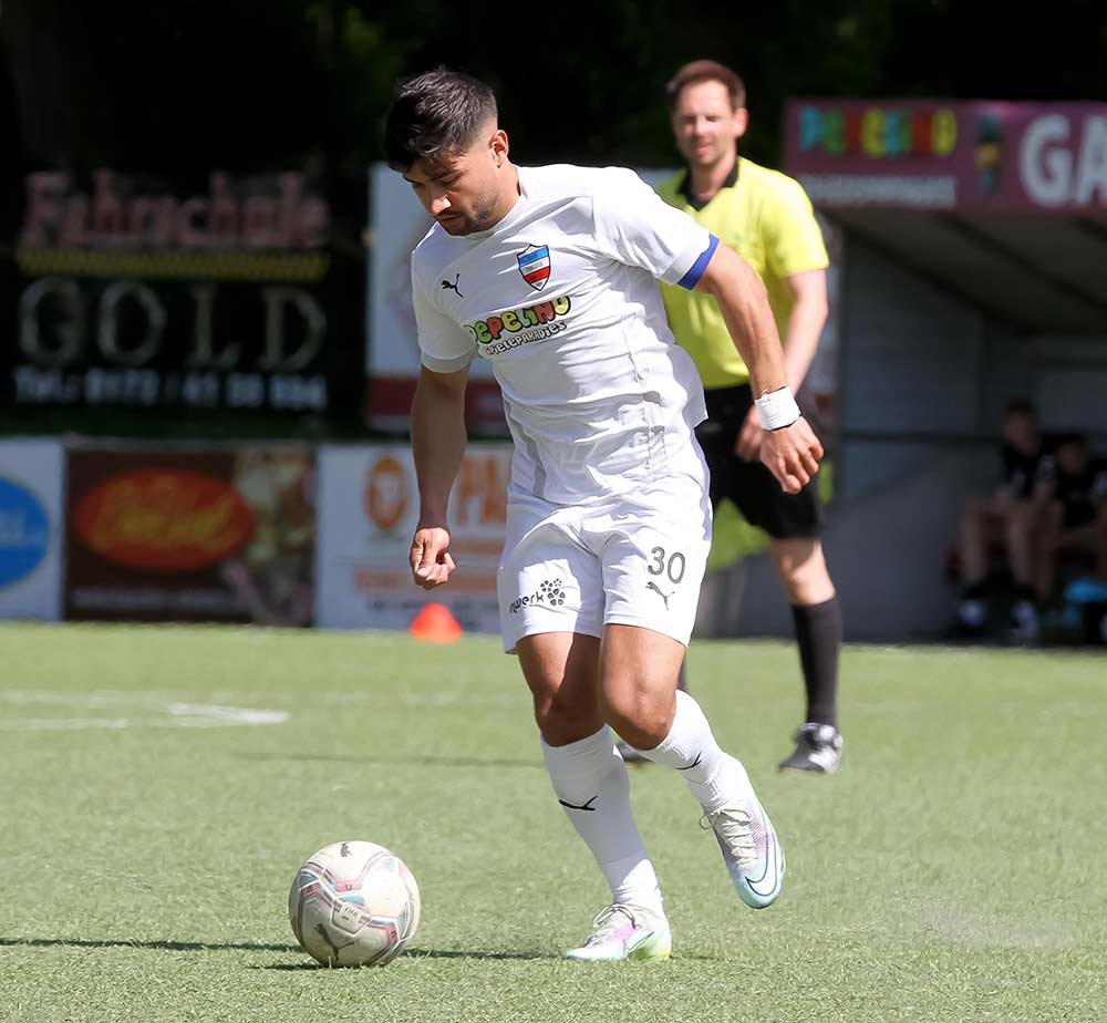 Rezan Acer ist kaum vom Ball zu trennen. Wenn, dann meistens nur durch ein Foul. Rezan Acer ist kaum vom Ball zu trennen. Wenn, dann meistens nur durch ein Foul. © Ismail Yesilyurt