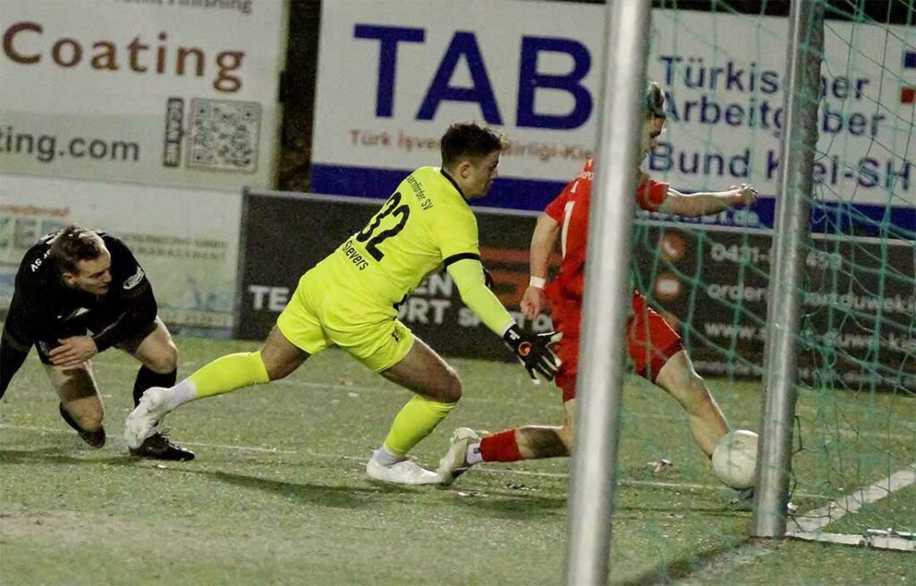 Tom Marquardt (Inter Türkspor Kiel) trifft hier gegen Lauritz Sievers den Pfosten. © 2023 Ismail Yesilyurt Tom Marquardt (Inter Türkspor Kiel) trifft hier gegen Lauritz Sievers den Pfosten. © 2023 Ismail Yesilyurt.JPG