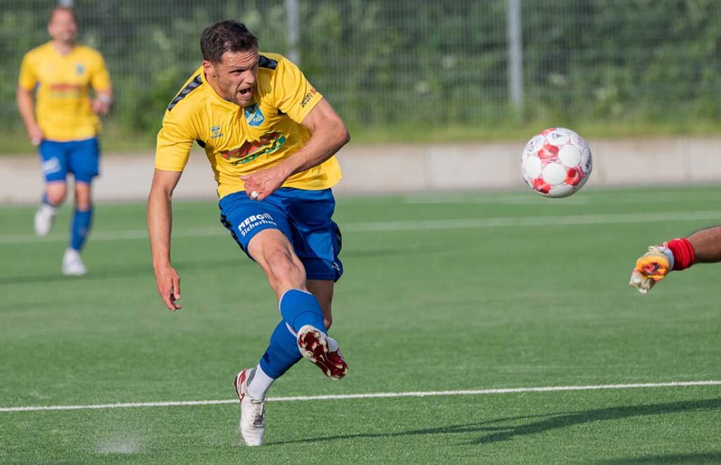 Mirko Boland ist einer der Führungsspieler beim SV Todesfelde. © 2026 Volker Schlichting Mirko Boland (SV Todesfelde) mit einem Schuss, der abgeblockt wird. © 2026 Volker Schlichting