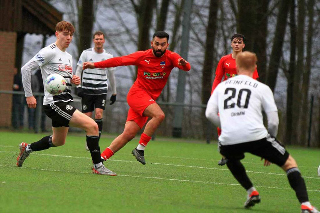 Serhat Yazgan (Inter Türkspor Kiel) spielt einen Schnittstellenpass zwischen Justin Kloppatt (li.) und Maximilian Grimm (Preußen Reinfeld). © 2024 Ismail Yes