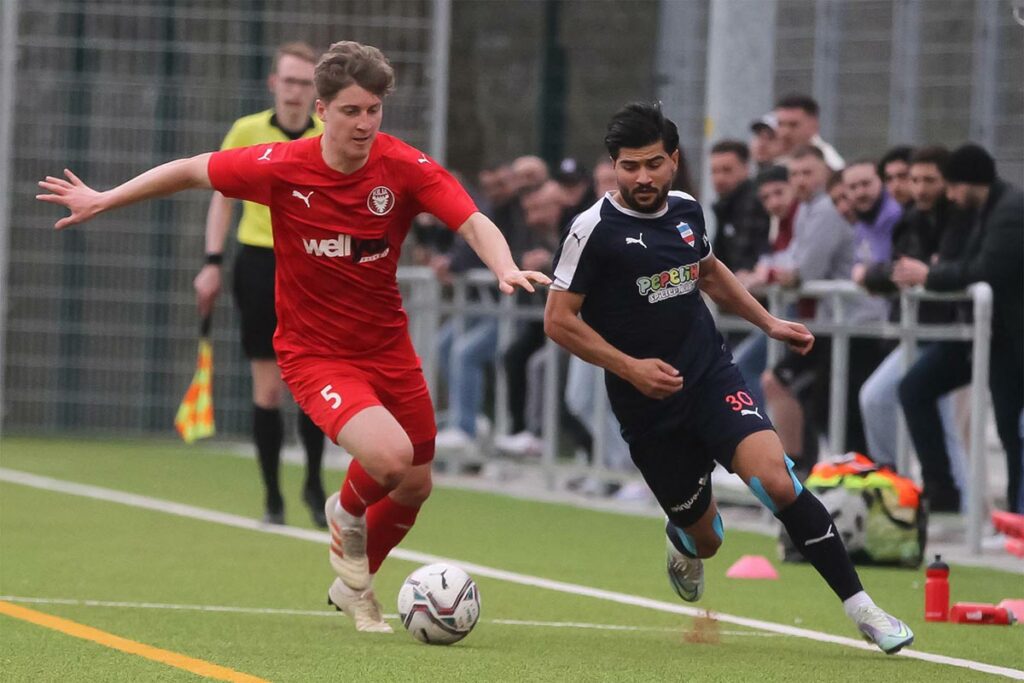 Tom Warncke, bester Spieler auf dem Platz mit viel Ruhe und Übersicht jederzeit, hält Rezan Acer (re.) vom Ball fern.