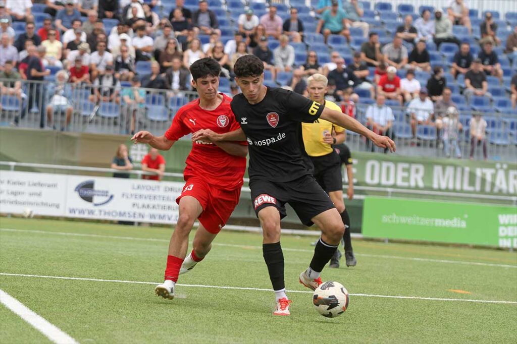 Zwei Talente gegeneinander – Ilir Serifi schirmt den Ball gegen Selim Cetintürk ab. © 2026 Ismail Yesilyurt Zwei Talente gegeneinander - Ilir Serifi schirmt den Ball gegen Selim Cetintürk ab. © 2026 Ismail Yesilyurt