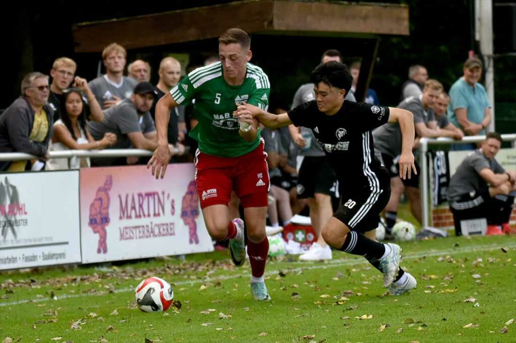 Henrik Schnoor (MTSV Hohenwestedt) gegen Ryusei Agu (re., Preußen Reinfeld). © 2024 Olaf Wegerich Henrik Schnoor (MTSV Hohenwestedt) gegen Ryusei Agu (re., Preußen Reinfeld). © 2024 Olaf Wegerich