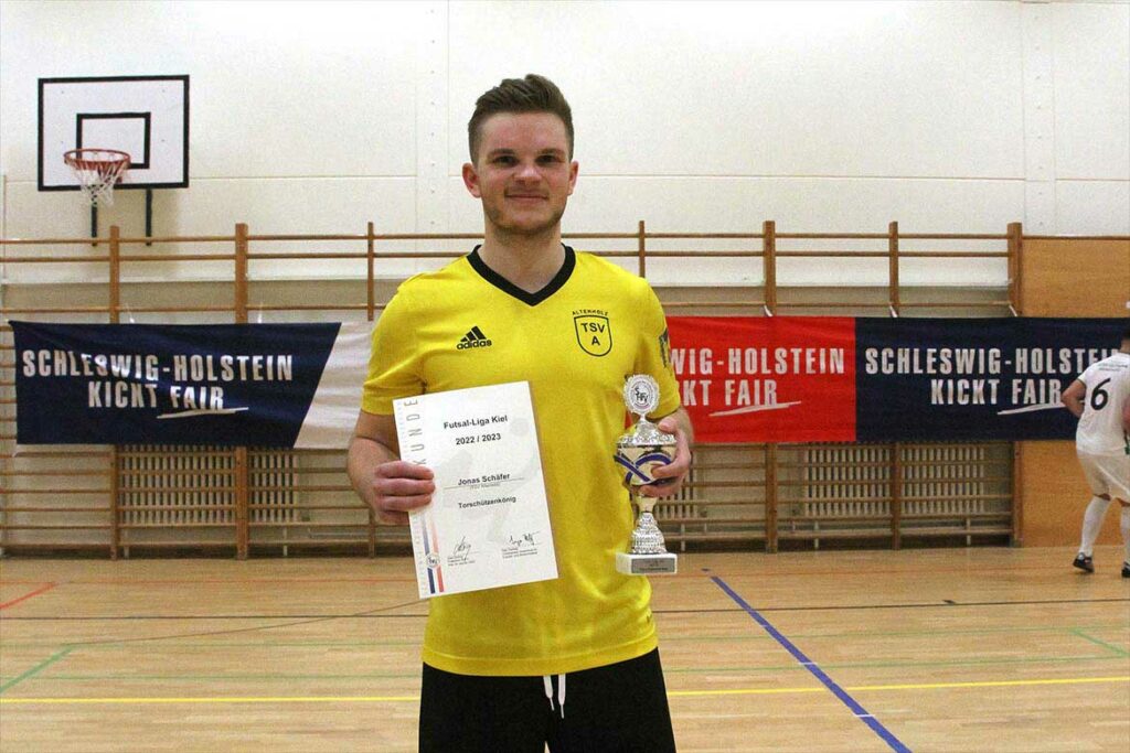 Der Pokal für den besten Torschützen in der Liga geht an Jonas Schäfer, der 21 Mal ins Schwarze traf. © 2023 Ismail Yesilyurt