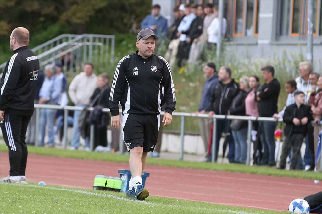 Trainer Mark Hungerecker (Heikendorfer SV) muss noch mindestens ein Jahr auf einen Dreier beim Saisonstart warten. © 2025 Ismail Yesilyurt