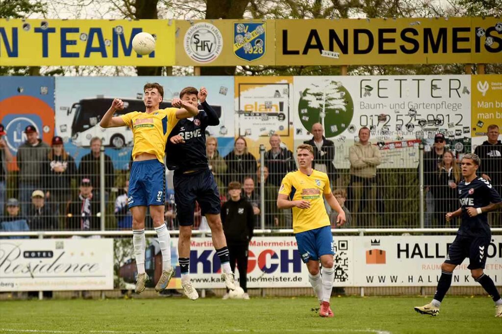 Merlin Sinanovic (SV Todesfelde) im Kopfballduell gegen Moritz Frahm (Eintracht Norderstedt). © 2025 Olaf Wegerich