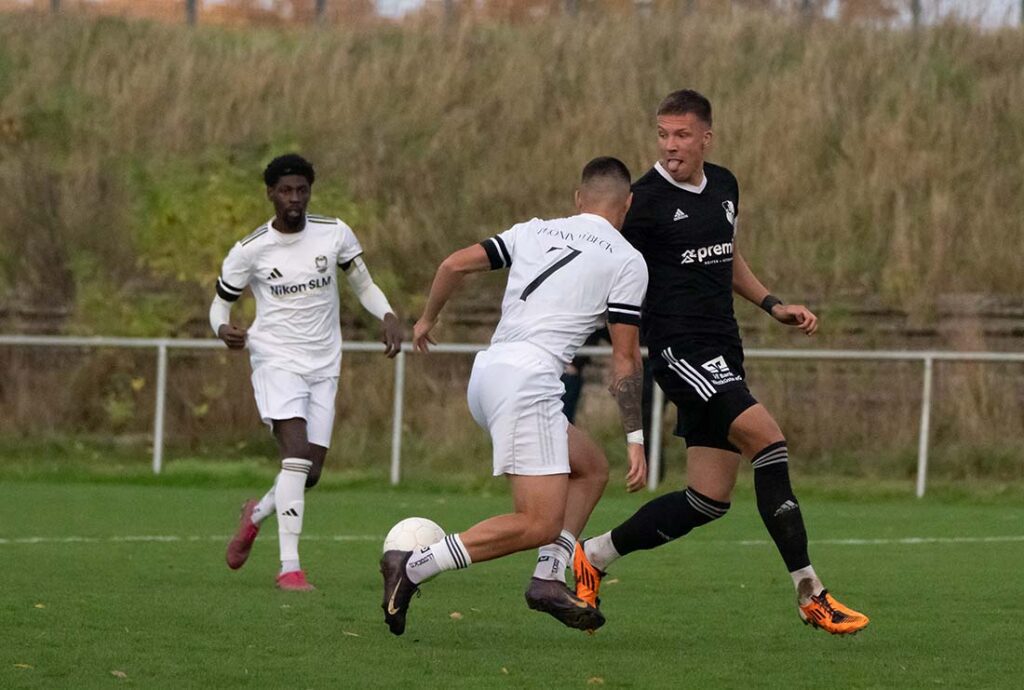 Jonah Gieseler (Heider SV) gegen Radovan Karaman (7, 1. FC Phönix Lübeck II). © 2025 Volker Schlichting