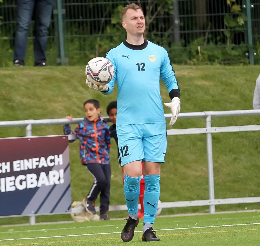 Elfmeterkiller Lukas Losch rettete in Osterrönfeld den SVE Comet in der Nachspielzeit wohl den Allerwertesten. © Ismail Yesilyurt