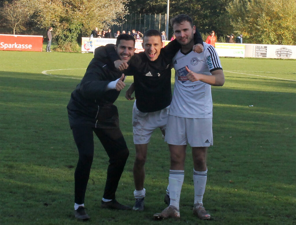 Tarik Alioua (li.), Mika Hirsch und Christoph Kahlcke (re.) freuen sich über den hart erkämpften Auswärtssieg.
