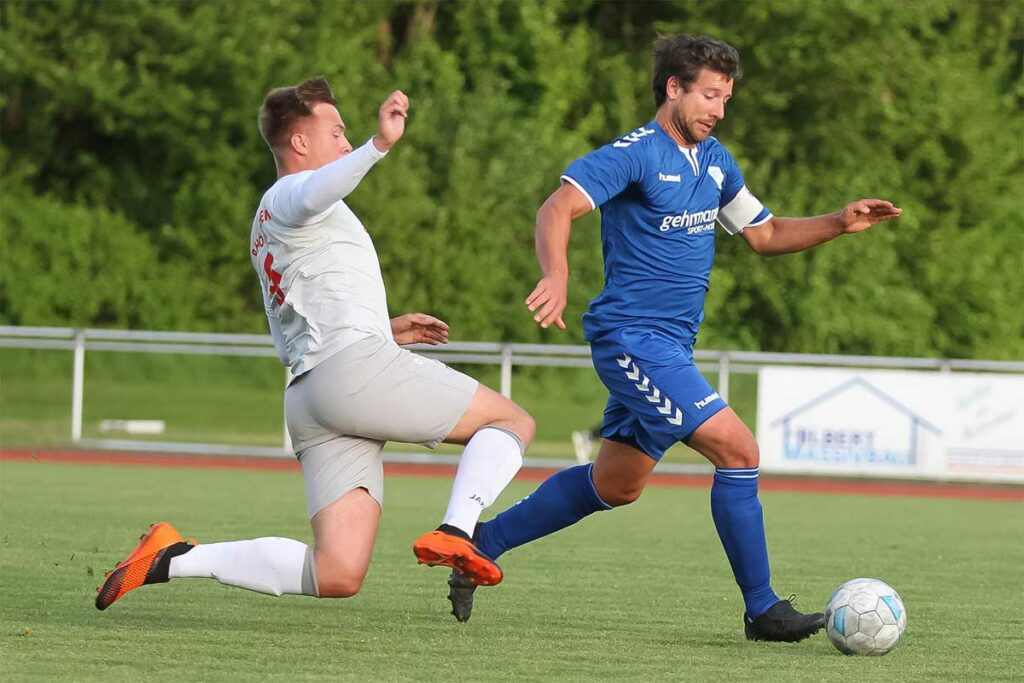 Fynn Krahl (Concordia Schönkirchen) fliegt mit der Grätsche an Sören Balk (TSV Plön) heran. Fynn Krahl (Concordia Schönkirchen) fliegt mit der Grätsche an Sören Balk (TSV Plön) heran