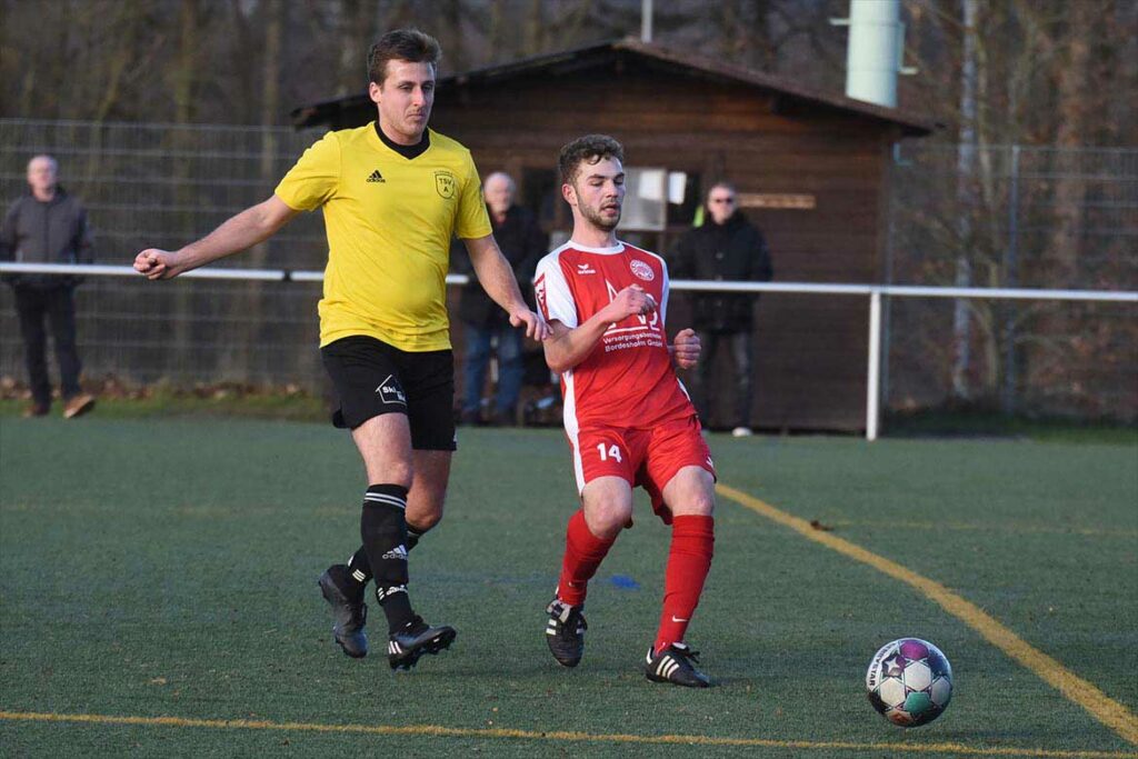 Till Börner (re.) erzielte sein erstes Oberliga-Tor für den TSV Bordesholm. © 2023 Olaf Wegerich Till Börner (re.) erzielte sein erstes Oberliga-Tor für den TSV Bordesholm. © 2023 Olaf Wegerich