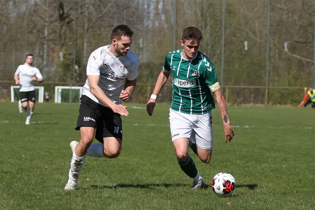 Die Defensive des VfB war nach der Pause aufmerksamer, hier klärt Lasse Jetzt (re.) vor Justus Harmsen (Kronshagen). © Ismail Yesilyurt