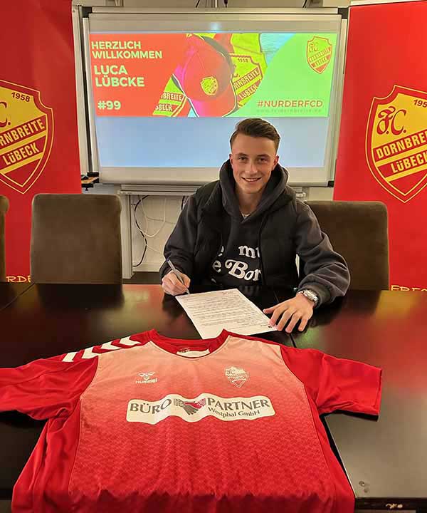 Luca Lübcke unterschreibt beim FC Dornbreite Lübeck. © 2024 FC Dornbreite Lübeck Luca Lübcke unterschreibt beim FC Dornbreite Lübeck. © 2024 FC Dornbreite Lübeck