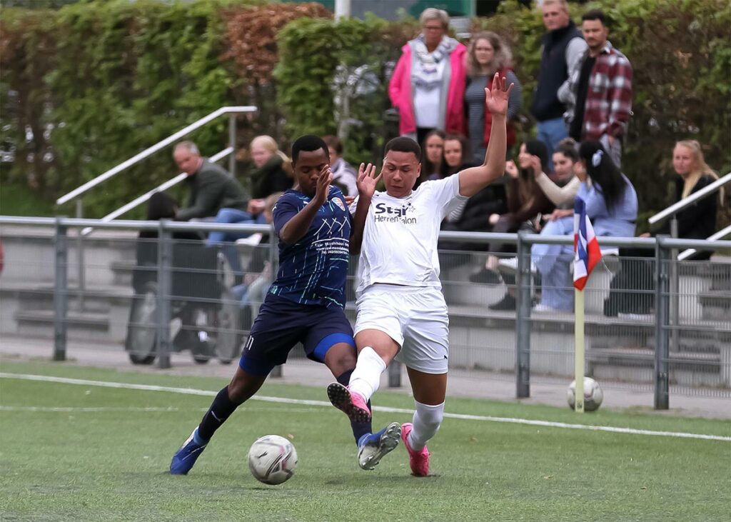 Elias Laizer (li., Saxonia) und Akeem Kougbe (Inter Türkspor Kiel II) im aggressiven Zweikampf. © Ismail Yesilyurt