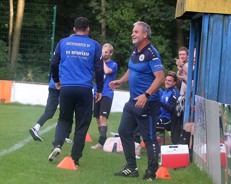 Trainer Chresten Hilbich (Suchsdorfer SV). © 2024 Ismail Yesilyurt Trainer Chresten Hilbich (Suchsdorfer SV) nach einen Treffer seines Teams. © 2024 Ismail Yesilyurt