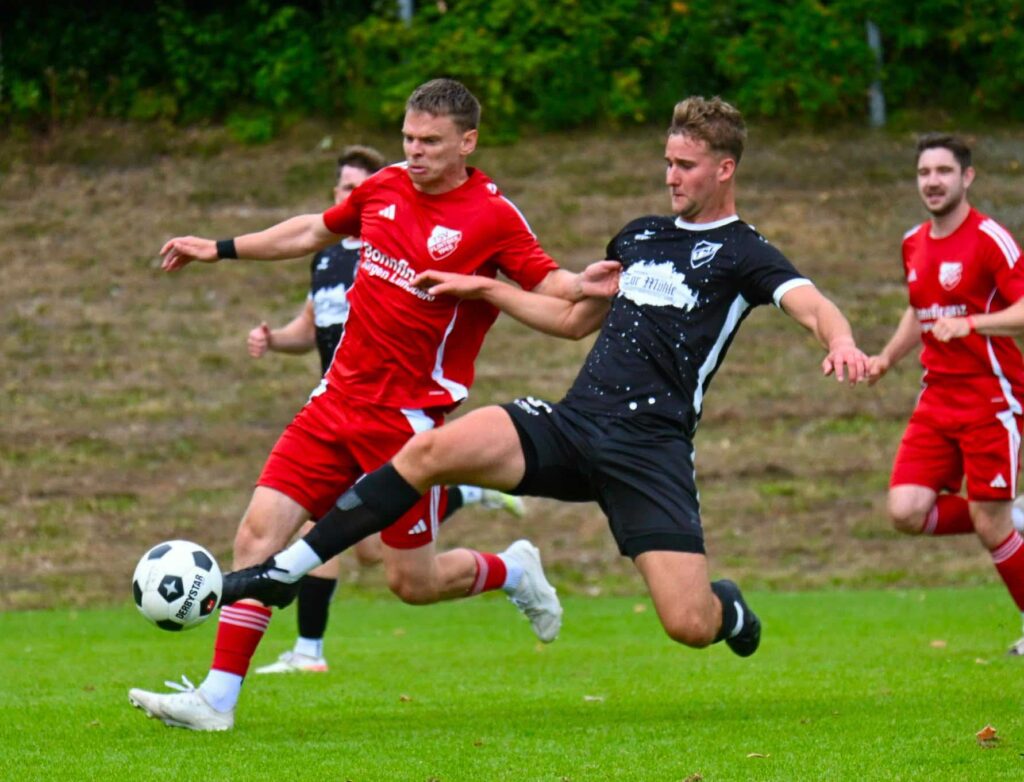 Mark-Lukas Krüger (TS Einfeld) dynamisch im Zweikampf gegen Niklas Kock (re., TSV Flintbek. © 2026 Meryem Manke Mark-Lukas Krüger (TS Einfeld) dynamisch im Zweikampf gegen Niklas Kock (re., TSV Flintbek. © 2026 Meryem Manke
