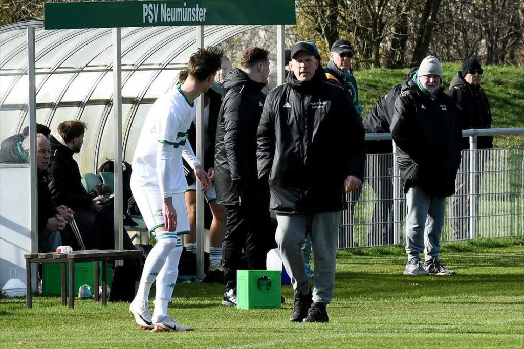 Chefcoach Marco Frauenstein (PSV Neumünster) kann die Ausfälle gut kompensieren. © 2024 Olaf Wegerich Chefcoach Marco Frauenstein (PSV Neumünster) kann die Ausfälle gut kompensieren. © 2024 Olaf Wegerich