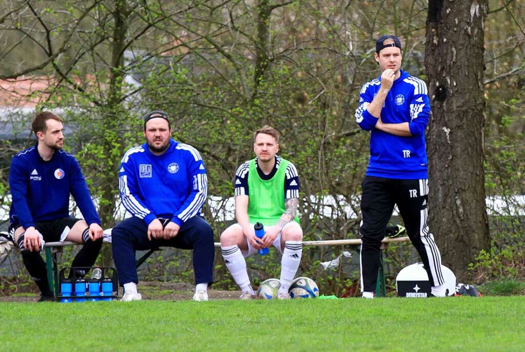 Cheftrainer Simon Wobken (re.) und sein TSV Selent kommen zu einer unfreiwilligen Pause in der Verbandsliga Ost. © Ismail Yesilyurt