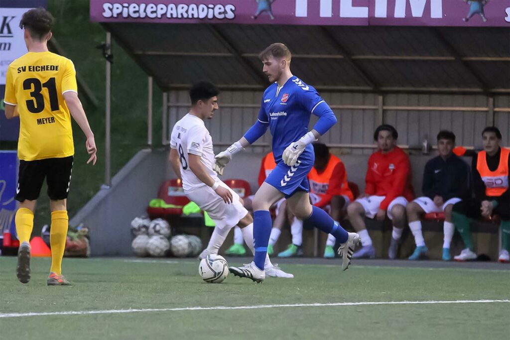 Niklas Baeskow (SV Eichede), der in Hälfte zwei weniger Arbeit auf sich zukommen sah, klärt als mitspielender Torwart vor Badreddin hamze (Inter Türkspor)