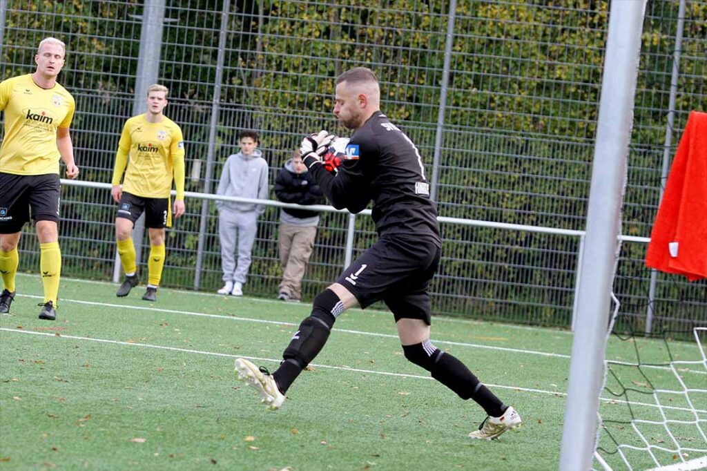 Mats Hinrichs fängt den Ball (SV Frisia Risum-Lindholm). © 2023 Ismail Yesilyurt Mats Hinrichs fängt den Ball (SV Frisia Risum-Lindholm). © 2023 Ismail Yesilyurt