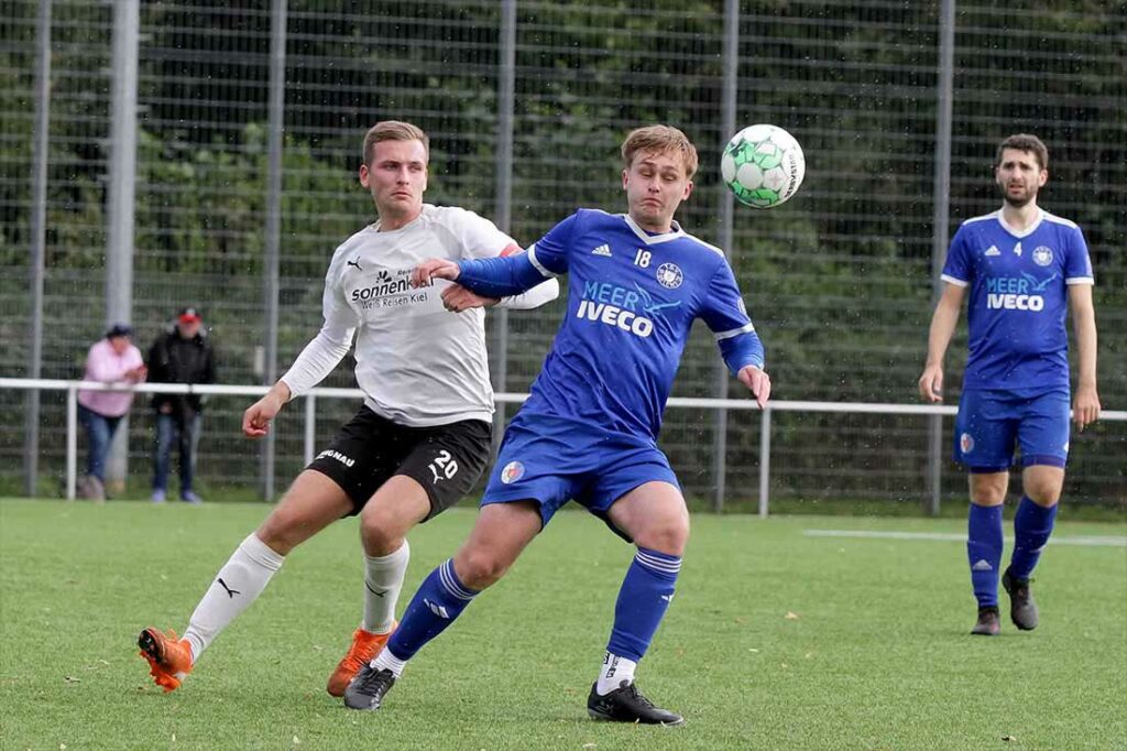 Zweikampf im Hinspiel zwischen Sebastian Hencken (TSV Kronshagen) und Bennet Holst (re., TSV Selent). © 2023 Ismail Yesilyurt