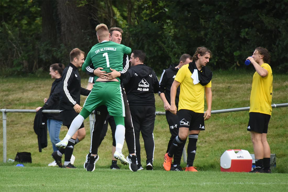 Drittes Spiel zu Null in Folge persönlich für Keeper Julian Grotzky und auch den TSV Altenholz. Coach Frederick Asmussen ist der erste Gratulant. Quelle: Olaf Wegerich