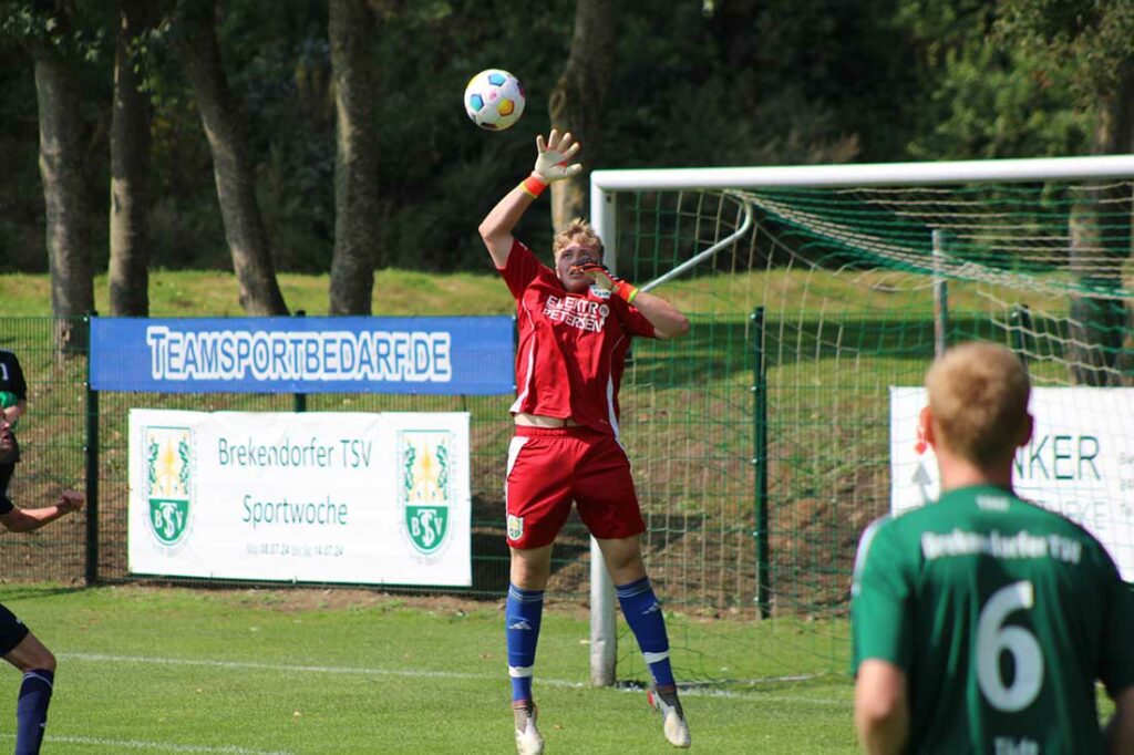 Sichere Beute – Torwart Bennet Knaack (Brekendorfer TSV) in seinem ersten Spiel. © 2024 Sophie Geppert Sichere Beute - Torwart Bennet Knaack ( (Brekendorfer TSV) in seinem ersten Spiel. © 2024 Sophie Geppert