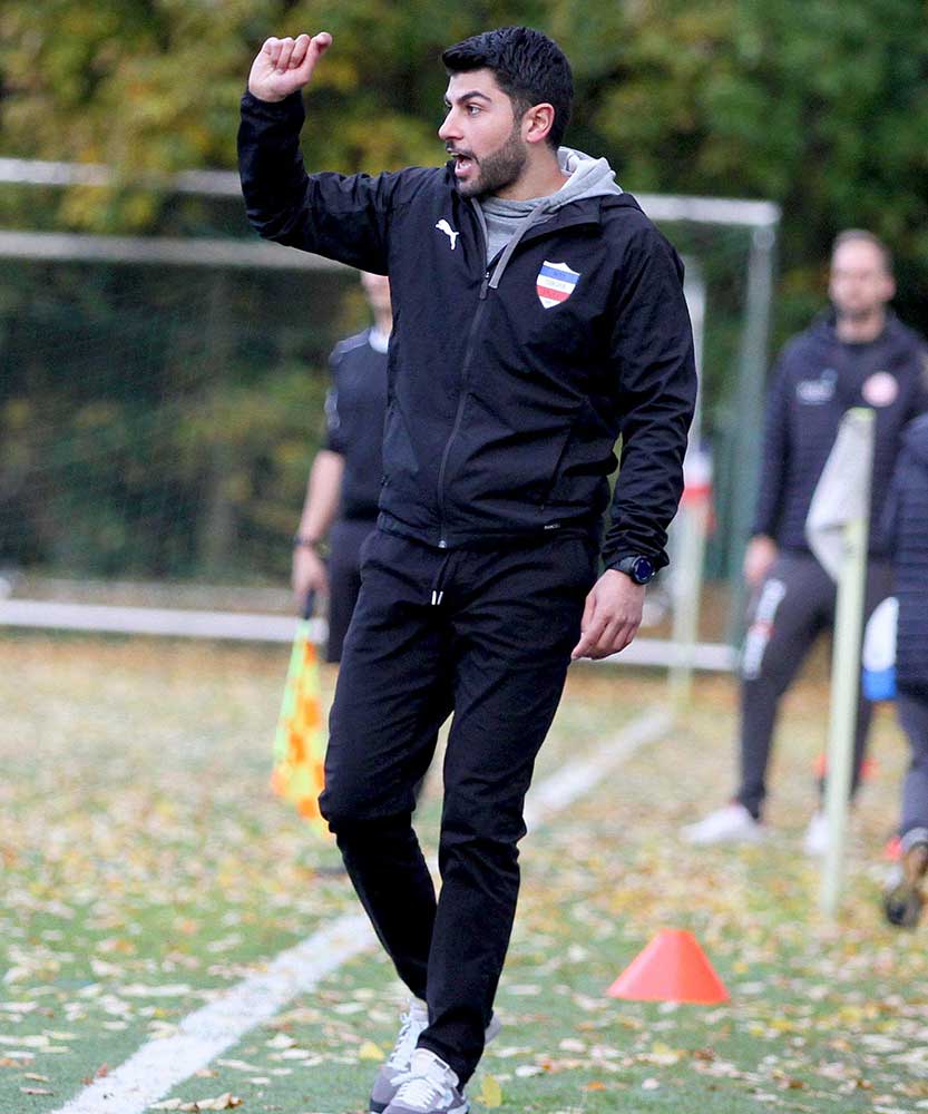 Onur Cokgez (Coach Inter Türkspor Kiel) gab seiner Mannschaft die richtige Taktik mit auf den Weg (Archivfoto). Onur Cokgez (Coach Inter Türkspor Kiel) gab seiner Mannschaft die richtige Taktik mit auf den Weg (Archivfoto)