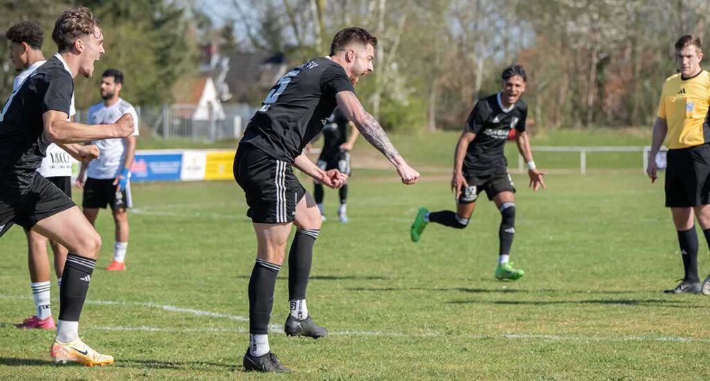 Leistungsträger Patrick Storb (re., Heider SV), Matchwinner mit dem 4:3 in Reinfeld, fehlt gegen den VfR Neumünster aufgrund  einer Gelbsperre. © 2025 Volker Schlichting