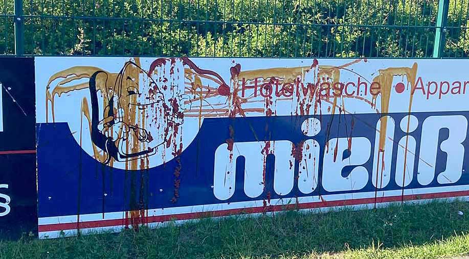 Beschmierte Werbebande. © Heider SV