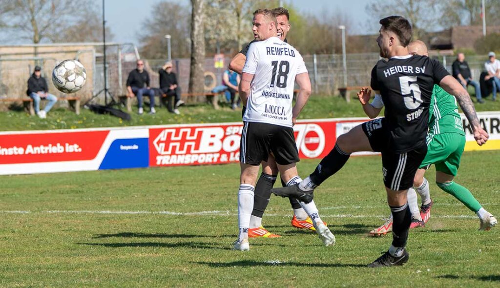 Das 4:3 durch Patrick Storb (5, Heider SV). © 2025 Volker Schlichting Das 4:3 durch Patrick Storb (5, Heider SV). © 2025 Volker Schlichting