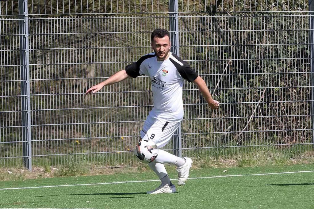 Erdogan Cumur (TSV Kronshagen) hat wieder getroffen. © 2025 Ismail Yesilyurt.jpg Erdogan Cumur (TSV Kronshagen) bleibt spielender Co-Trainer. © 2025 Ismail Yesilyurt.jpg