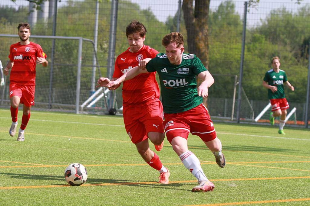 Philip Spohn (Kilia Kiel) verfolgt Jannes Dolling (MTSV Hohenwestedt). © 2026 Ismail Yesilyurt